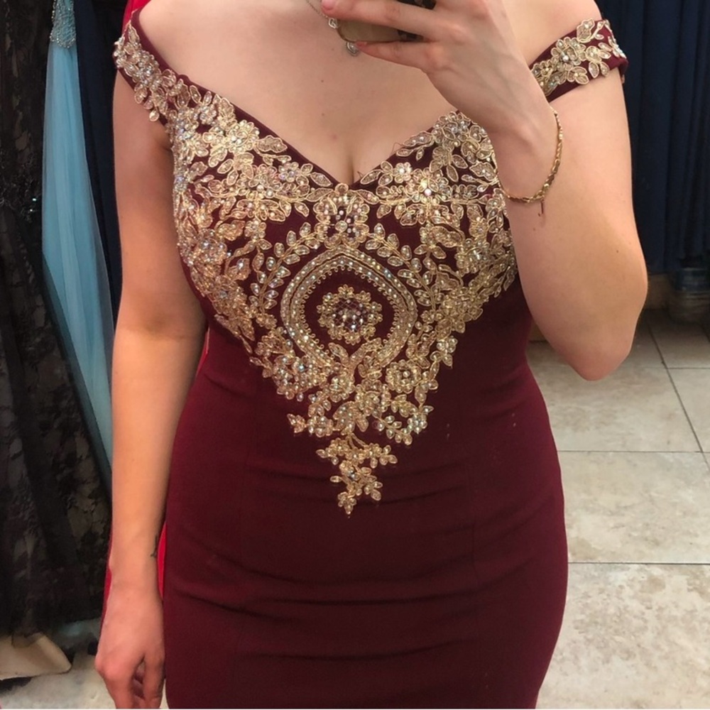 Burgundy Over the Shoulders Prom Homecoming Floor Length Dress Size S